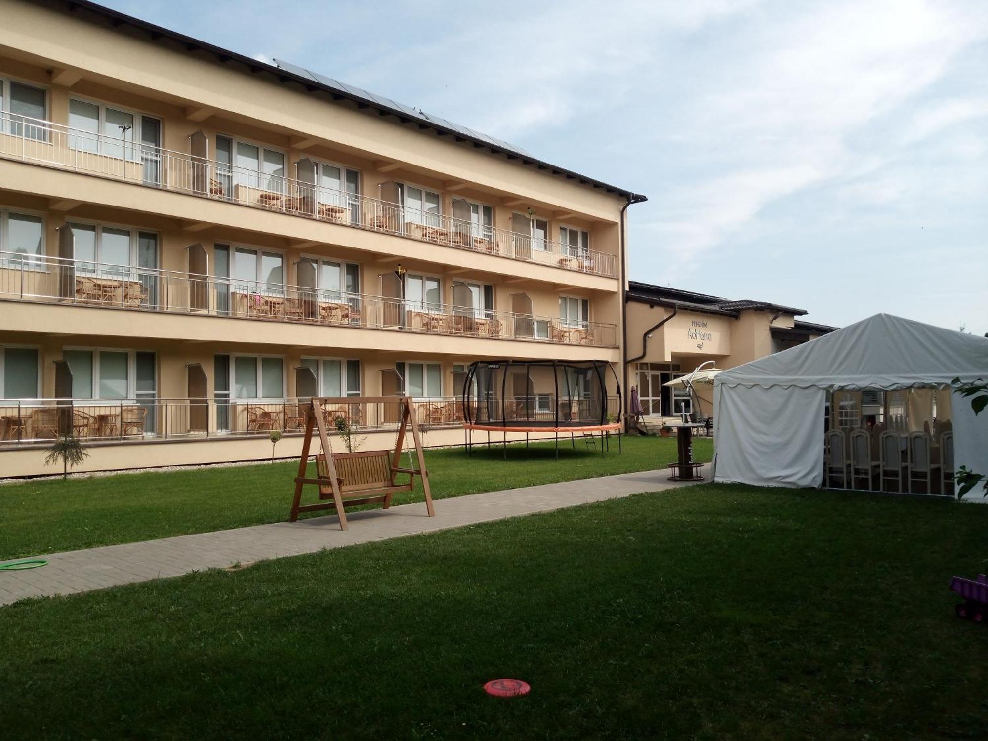 Penzion Adriana Nové Mesto nad Váhom Esterno foto