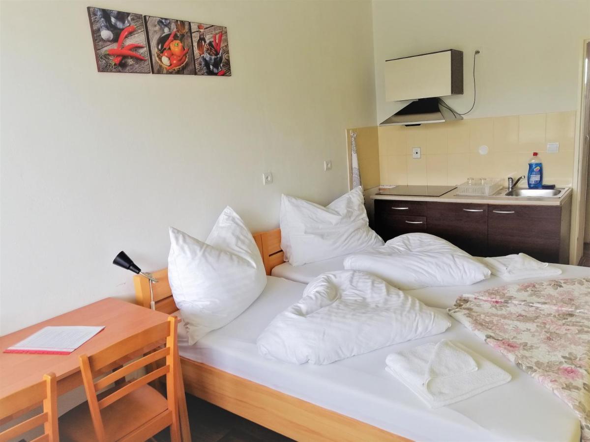 Penzion Adriana Nové Mesto nad Váhom Esterno foto