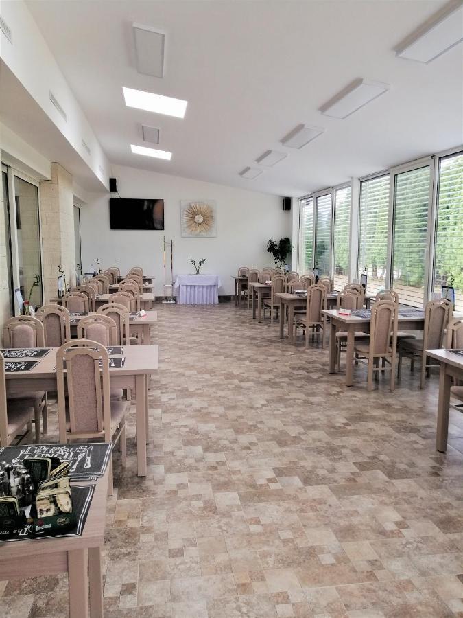 Penzion Adriana Nové Mesto nad Váhom Esterno foto